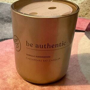 Chesapeake Bay Gold Candle - Vanilla Suede Wood